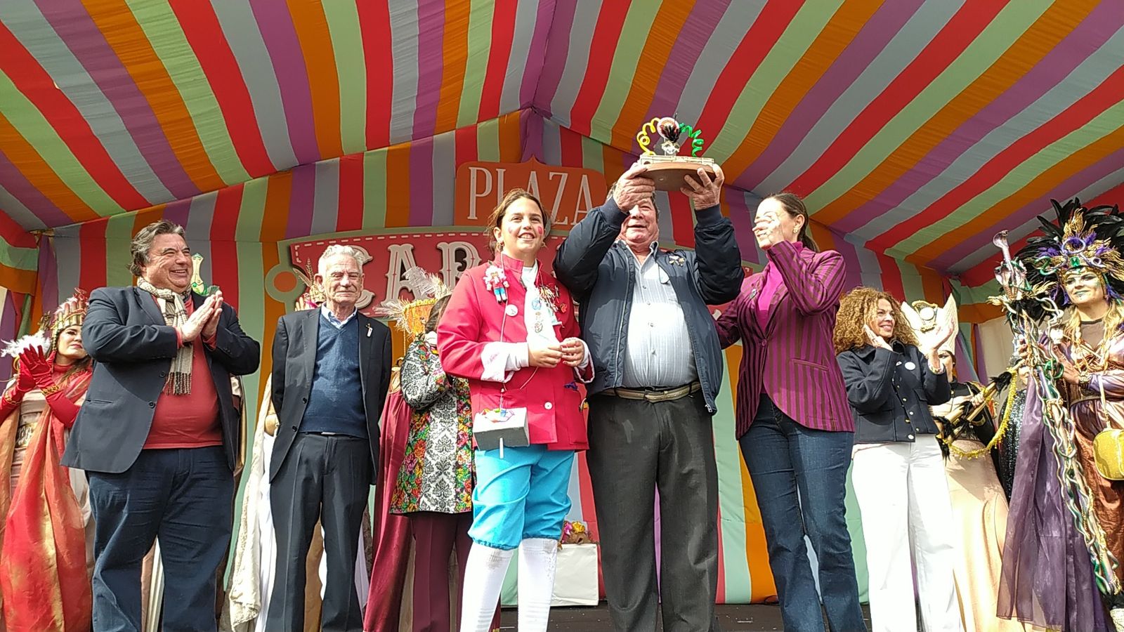 Las imágenes de la entrega del premio Pepe Requeté del Carnaval de San Fernando a Paco Lara