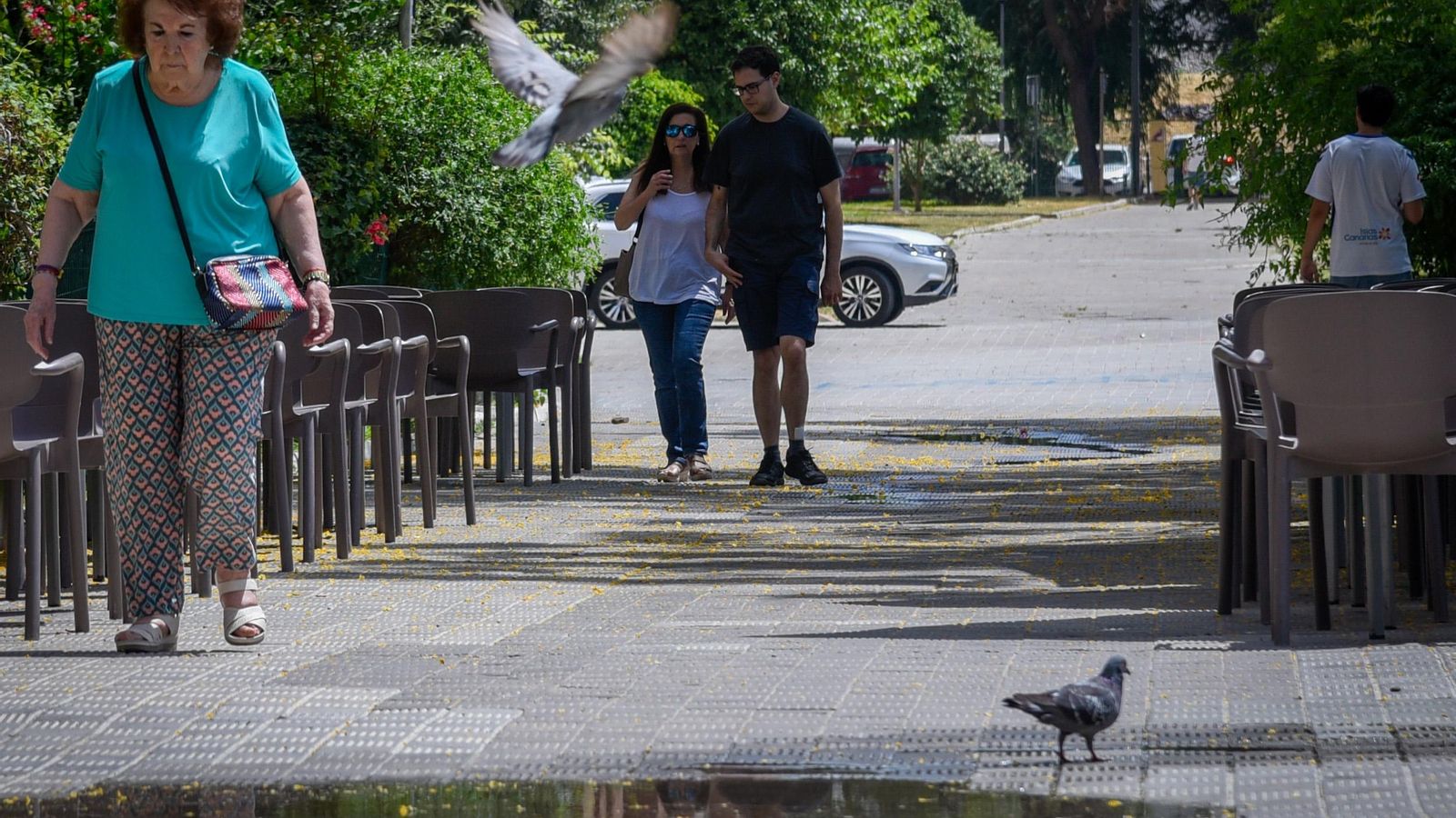 Varias personas pasean por Sevilla Este- Varias personas pasean por Sevilla Este-
