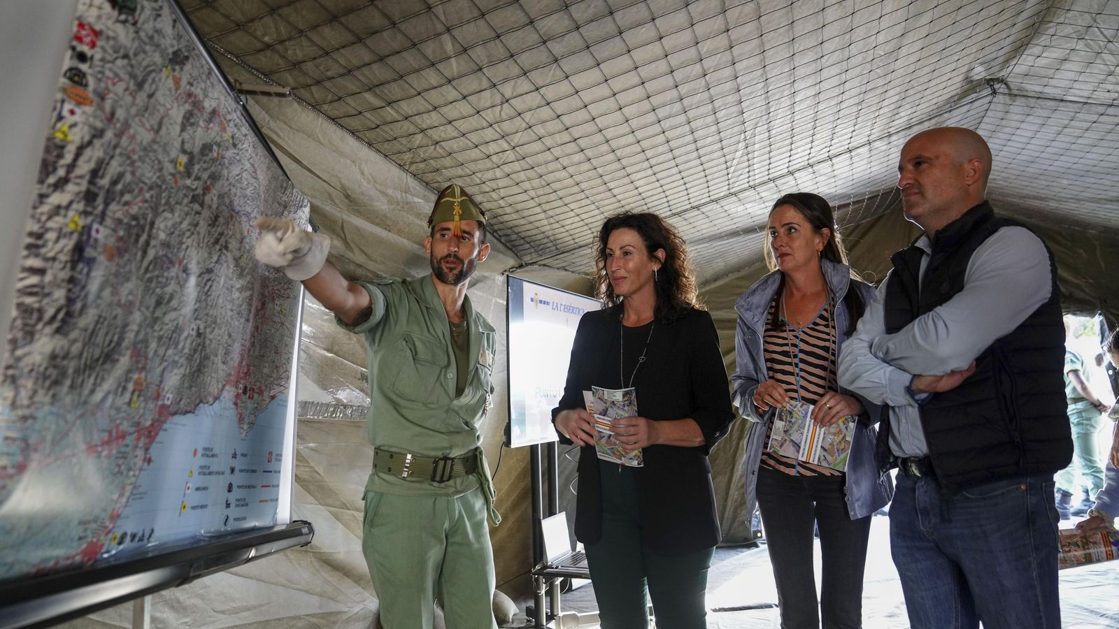 Un miembro de La Legión explica a los representantes institucionales el recorrido de la prueba.