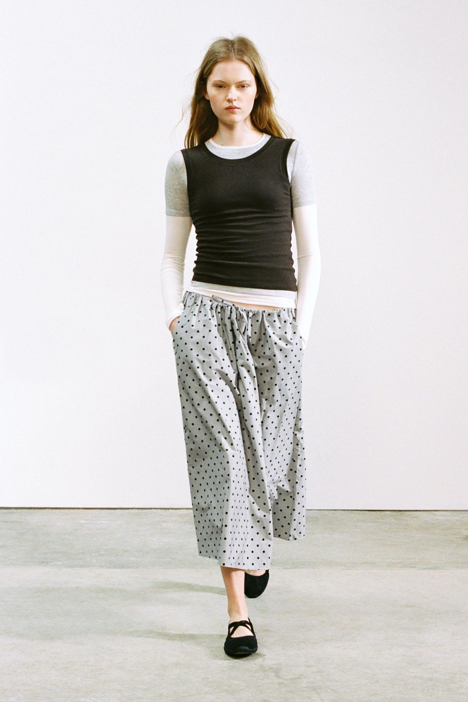 Falda de lunares gris de Zara.