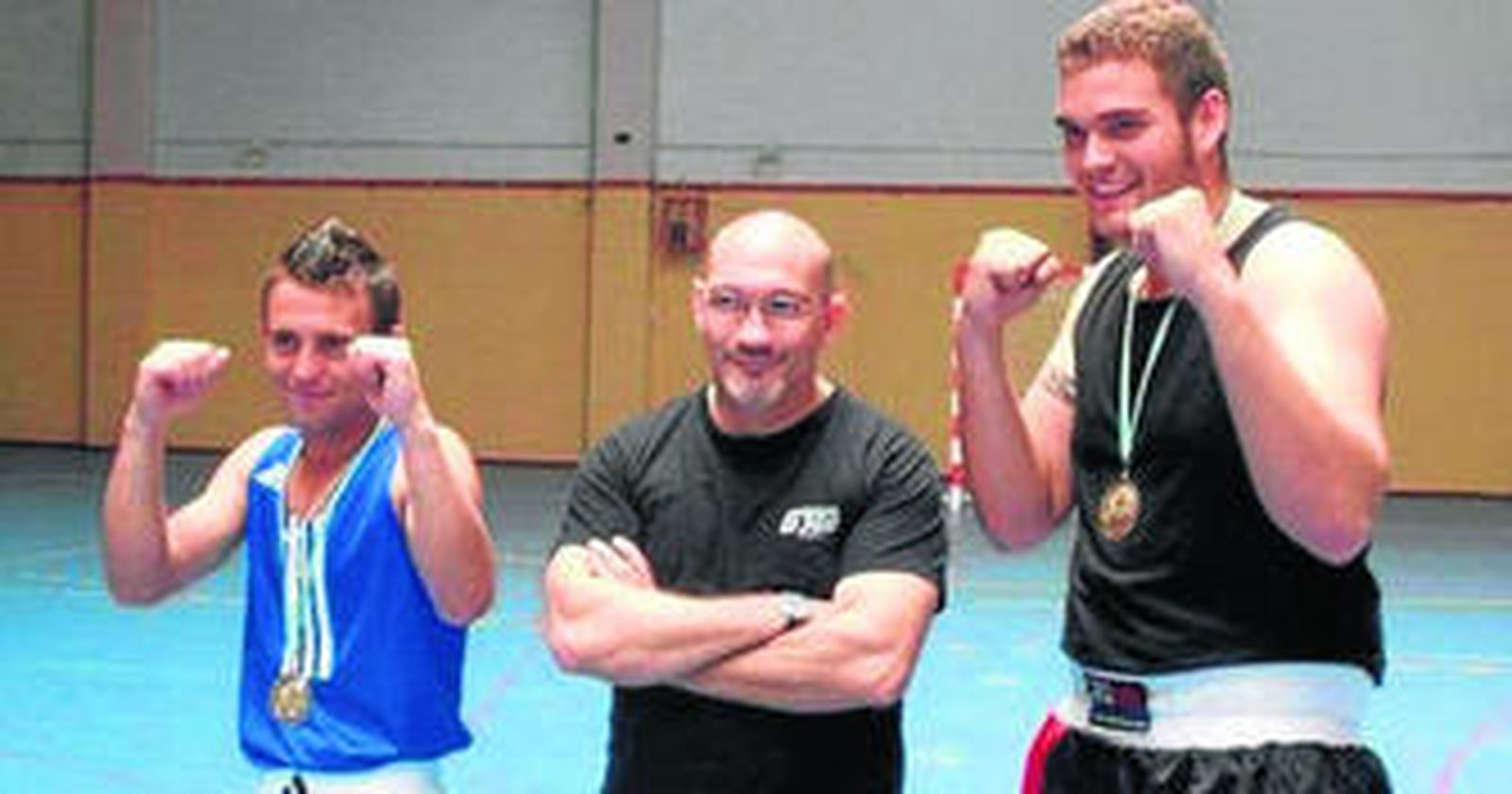 Israel Muñoz (i) y Gonzalo Cumbrera posan con sus medallas de oro.