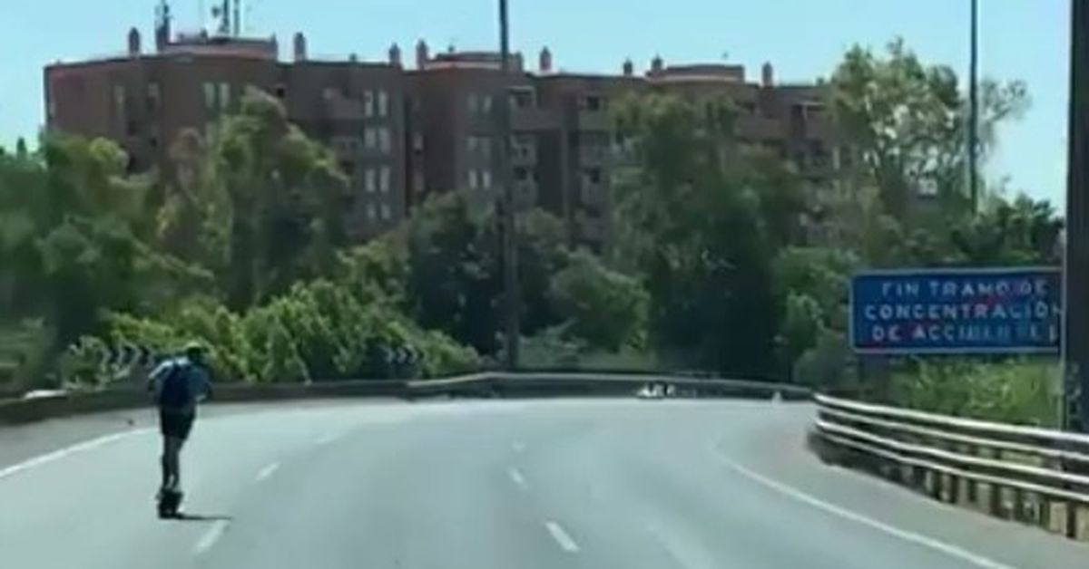Un conductor de patinete circula de forma temeraria por la SE-30 de Sevilla