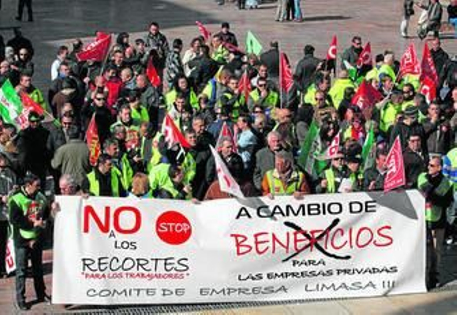 Decenas de trabajadores de Limasa, en la concentración que protagonizaron el pasado sábado en la Plaza de la Constitución.