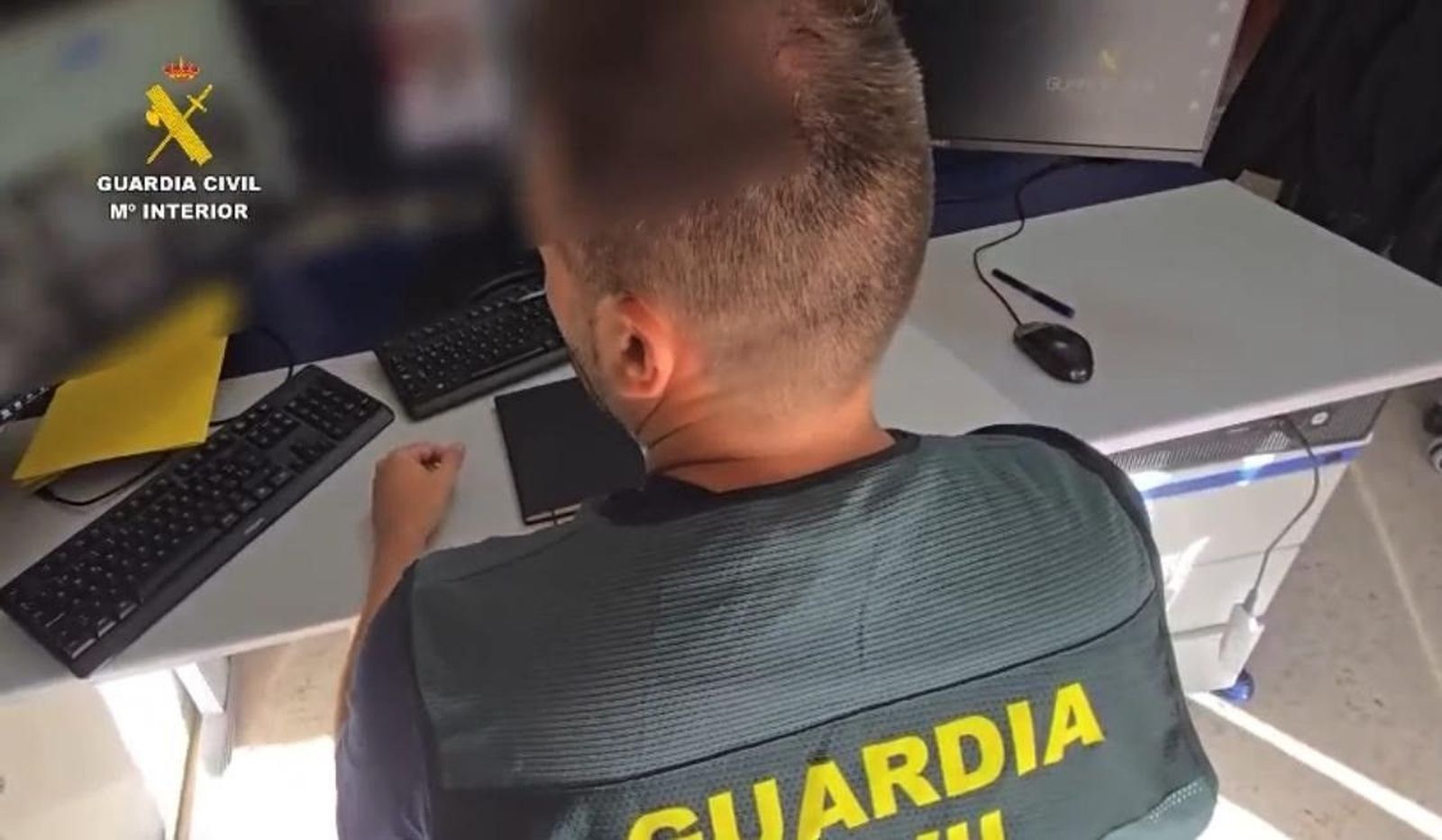 Un agente de la Guardia Civil de Sevilla.