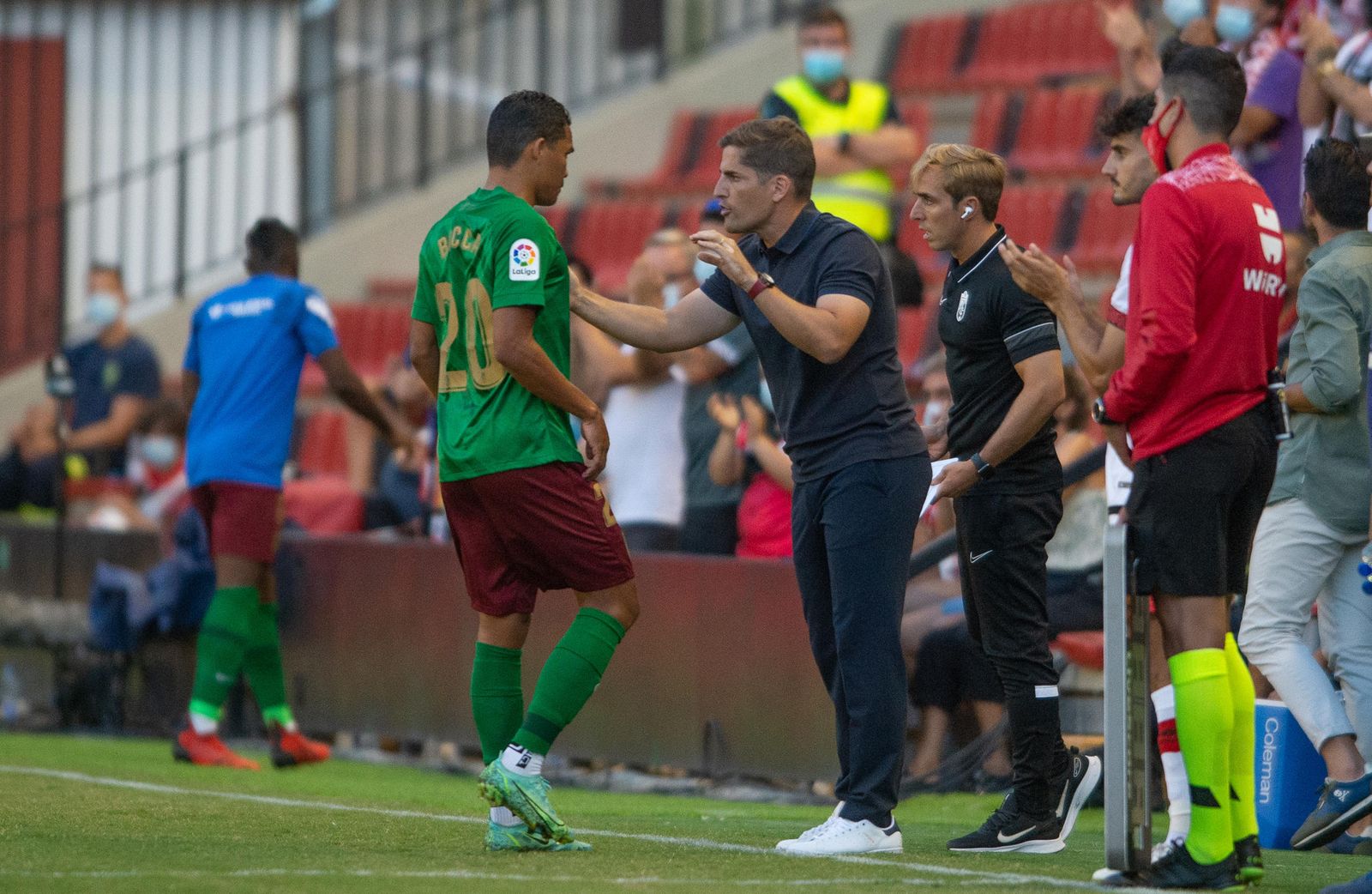 Robert Moreno corrige a Bacca durante el partido.
