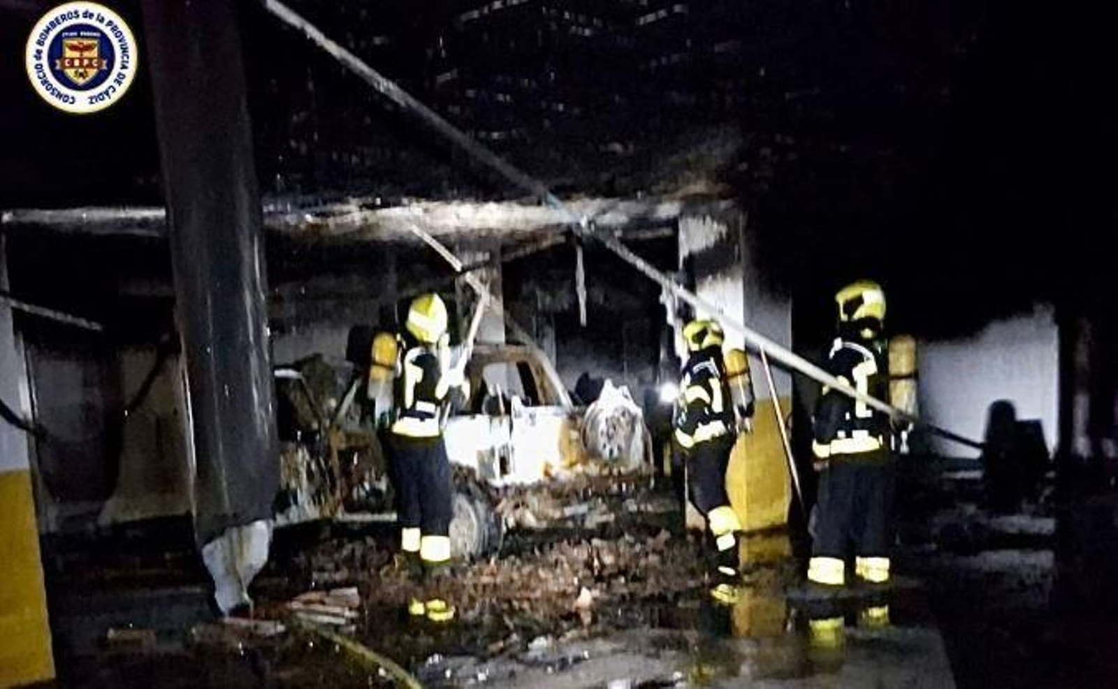 Actuación de los bomberos para apagar un fuego en un garaje. Actuación de los bomberos para apagar un fuego en un garaje.