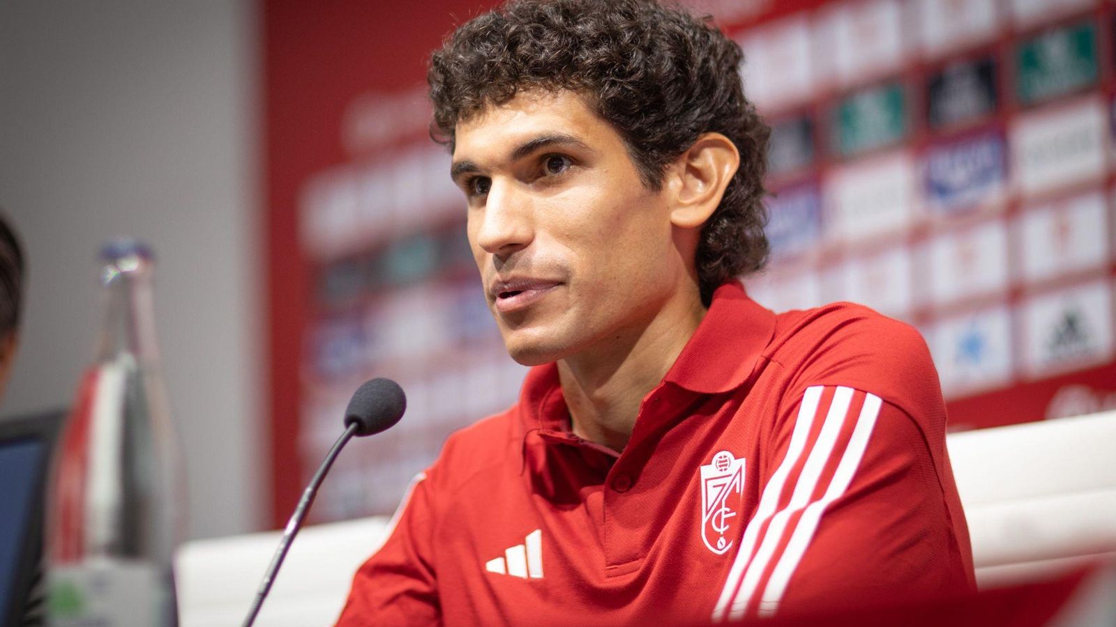 Valleja se dirige a los periodistas