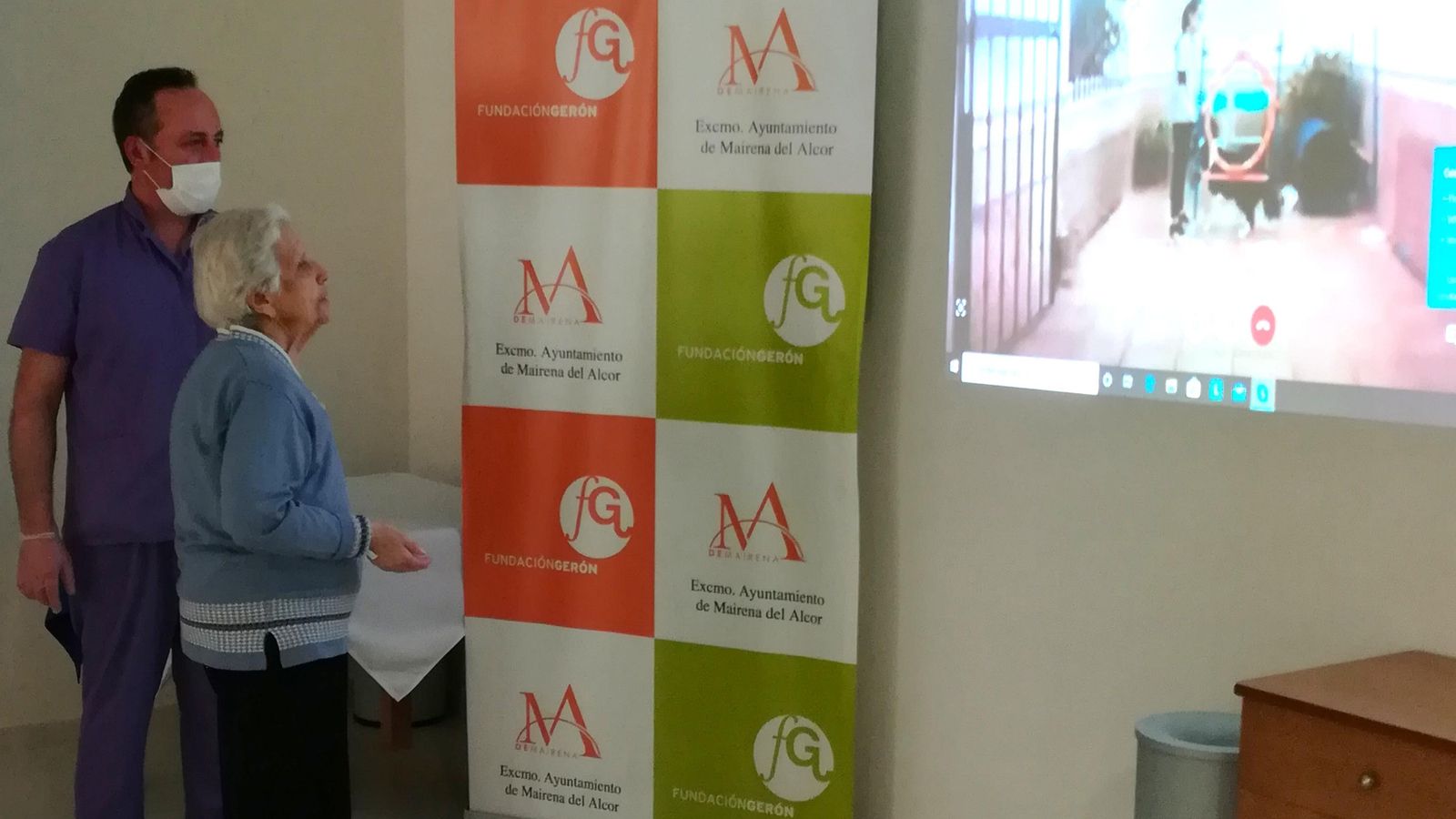 Terapias con animales en la residencia de mayores Alconchel de Mairena del Alcor.