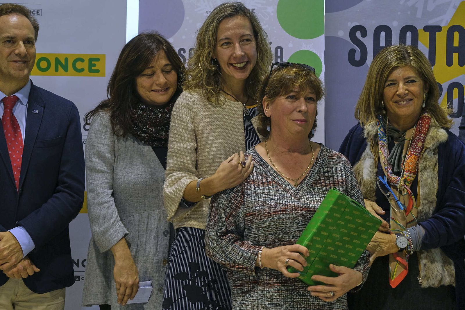 En el centro de la imagen, Patricia Sanz, en un momento del acto que tuvo lugar ayer en el Palacio de Congresos