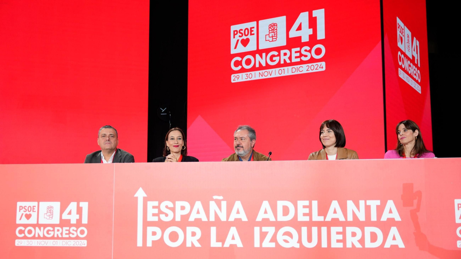 El secretario general del PSOE de Andalucía y portavoz del Grupo Parlamentario Socialista en el Senado, Juan  Espadas (centro) en el el 41 Congreso Federal del PSOE