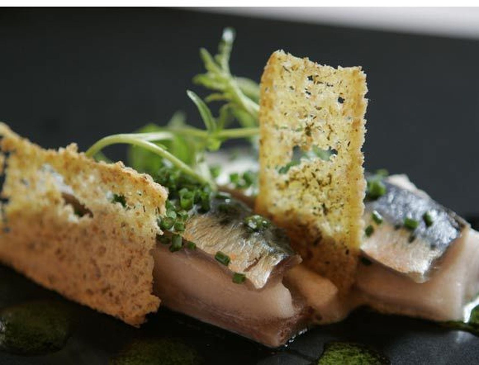 Sándwich de sardina marinada, coral de Blody Mary con pesto de piñones