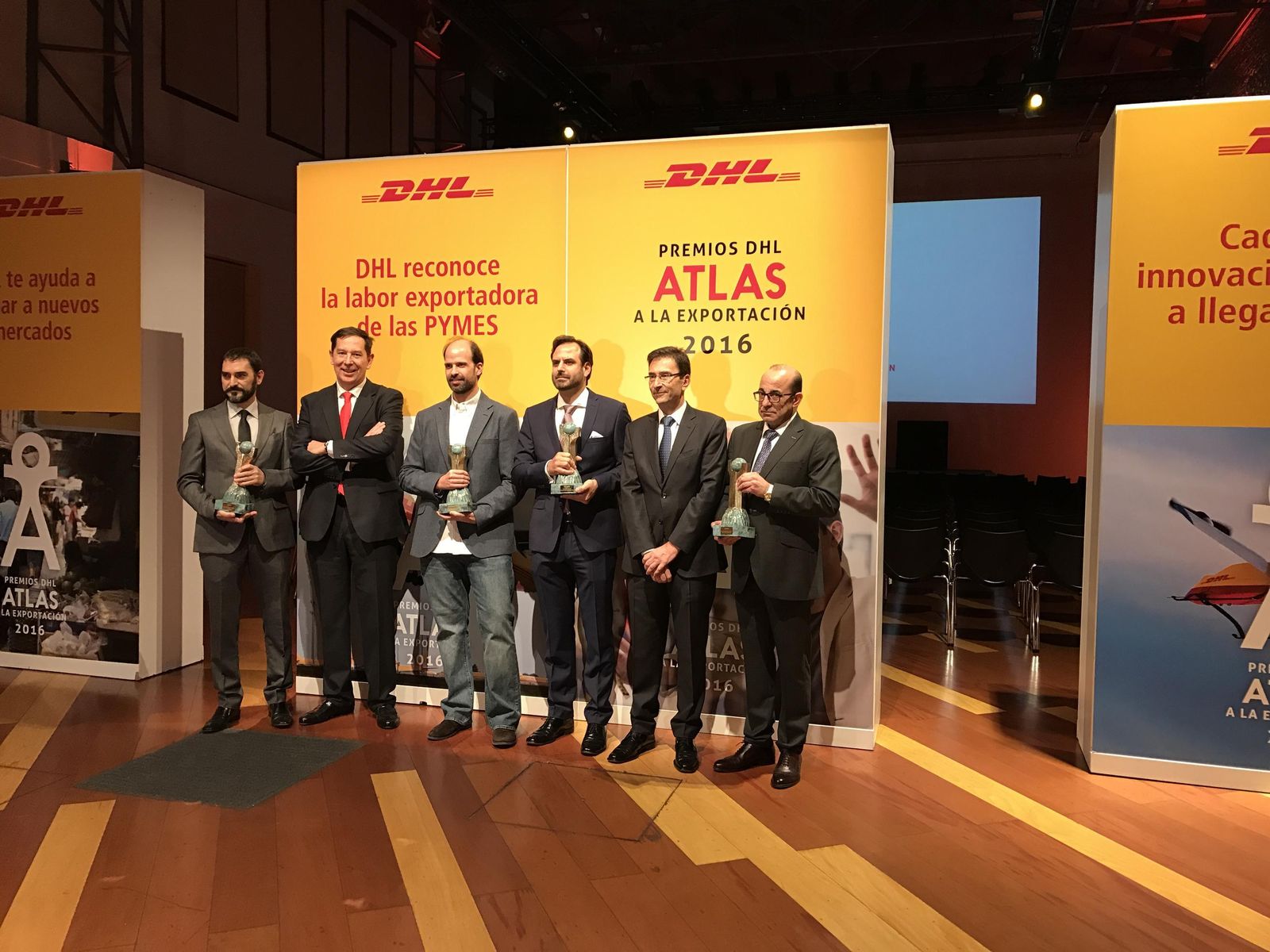 Galardonados y organizadores de los premios Atlas 2016.