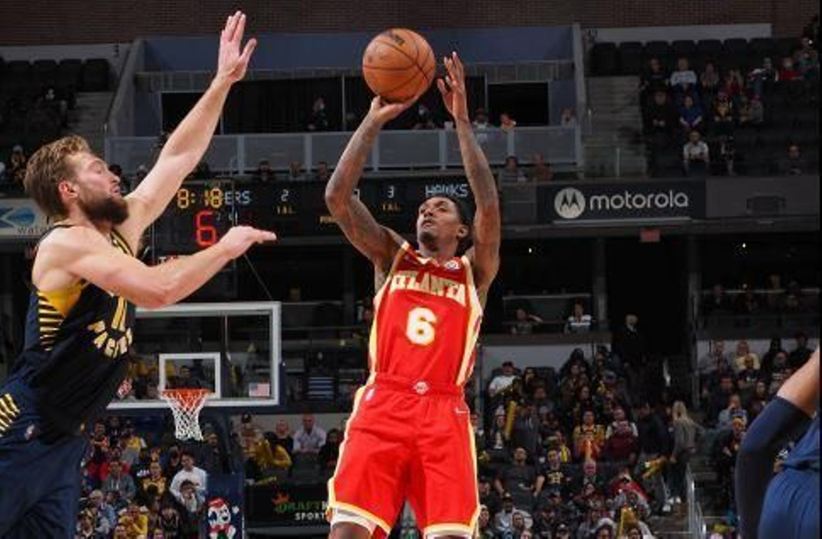 Domas Sabonis trata de impedir el lanzamiento de Lou Williams.