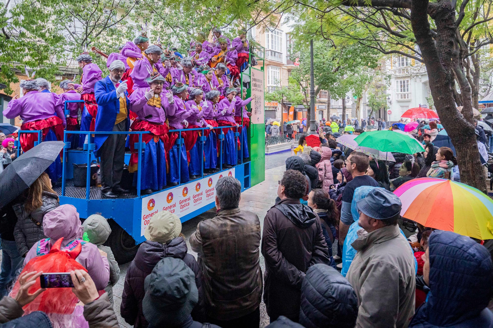 Las mejores imágenes de un Lunes de Coros pasado por agua en el Carnaval de Cádiz 2024