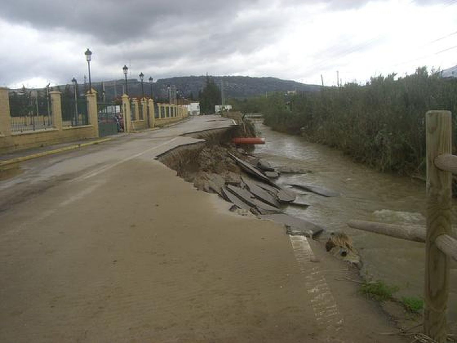 El fuerte temporal de levante ha causado numerosos daños en la zona de la costa.