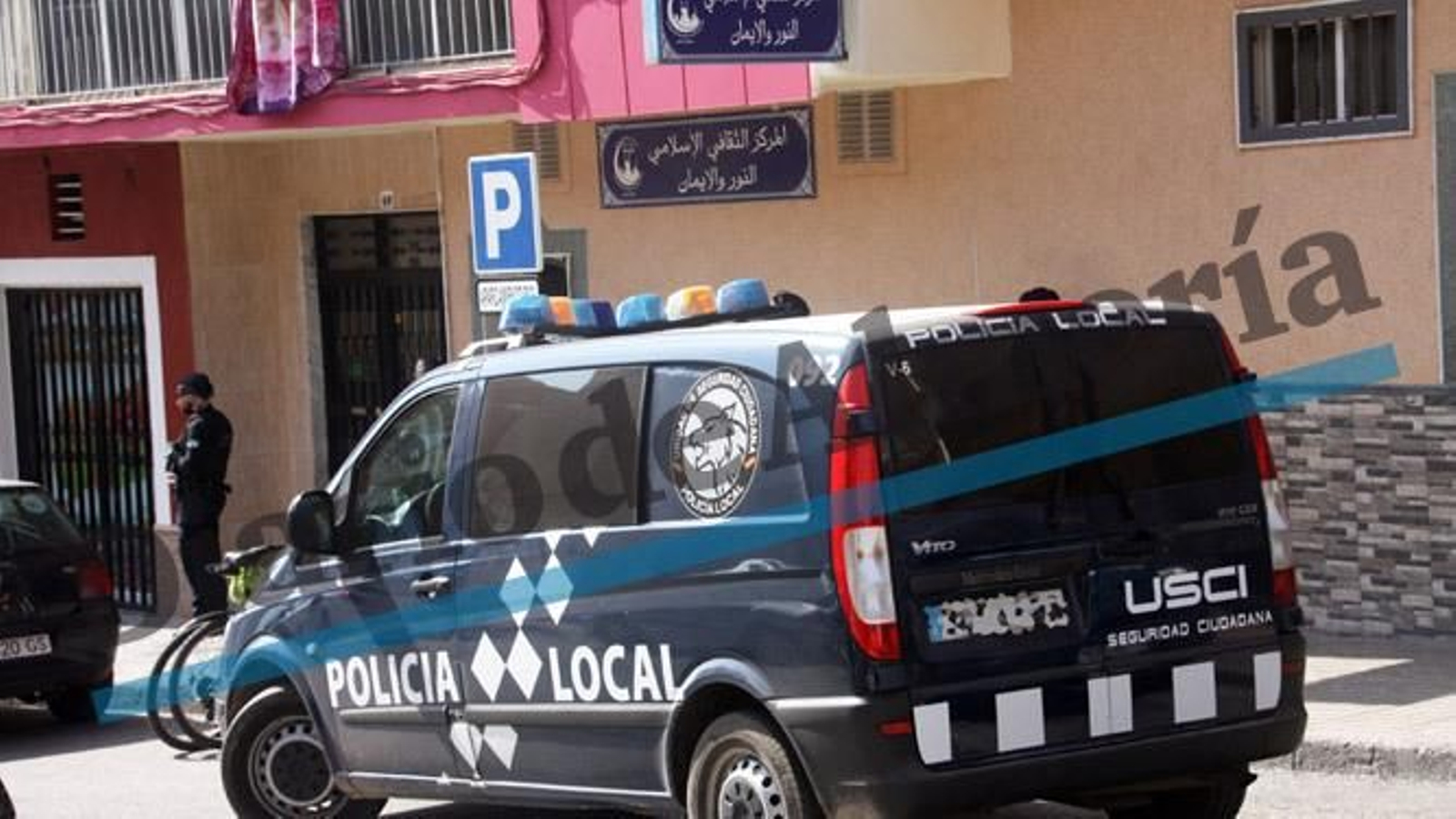 Un furgón policial custodia la entrada al centro de culto musulmán clausurado