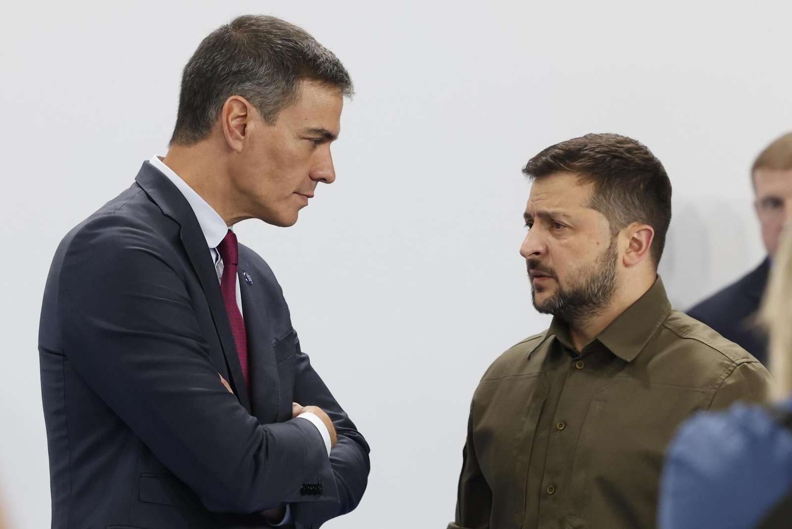 Pedro Sánchez conversa con Volodímir Zelenski, en la cumbre de Granada. Pedro Sánchez conversa con Volodímir Zelenski, en la cumbre de Granada.