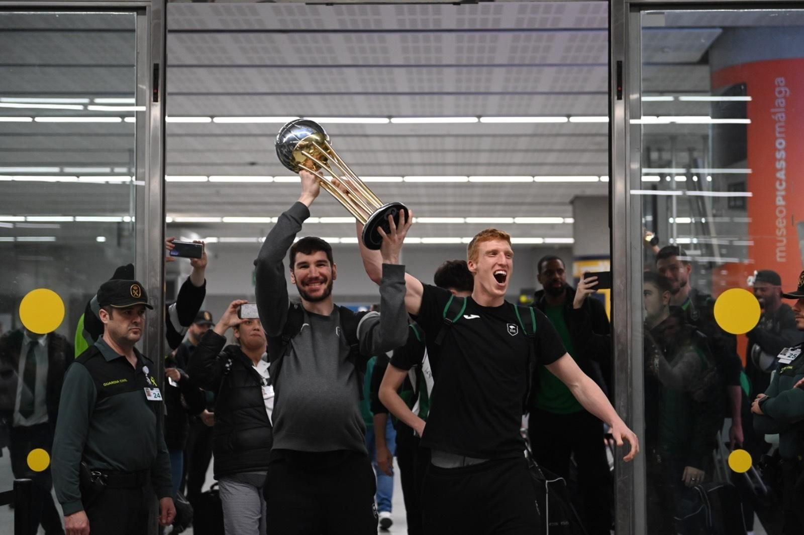 Júbilo en la llegada del Unicaja al aeropuerto