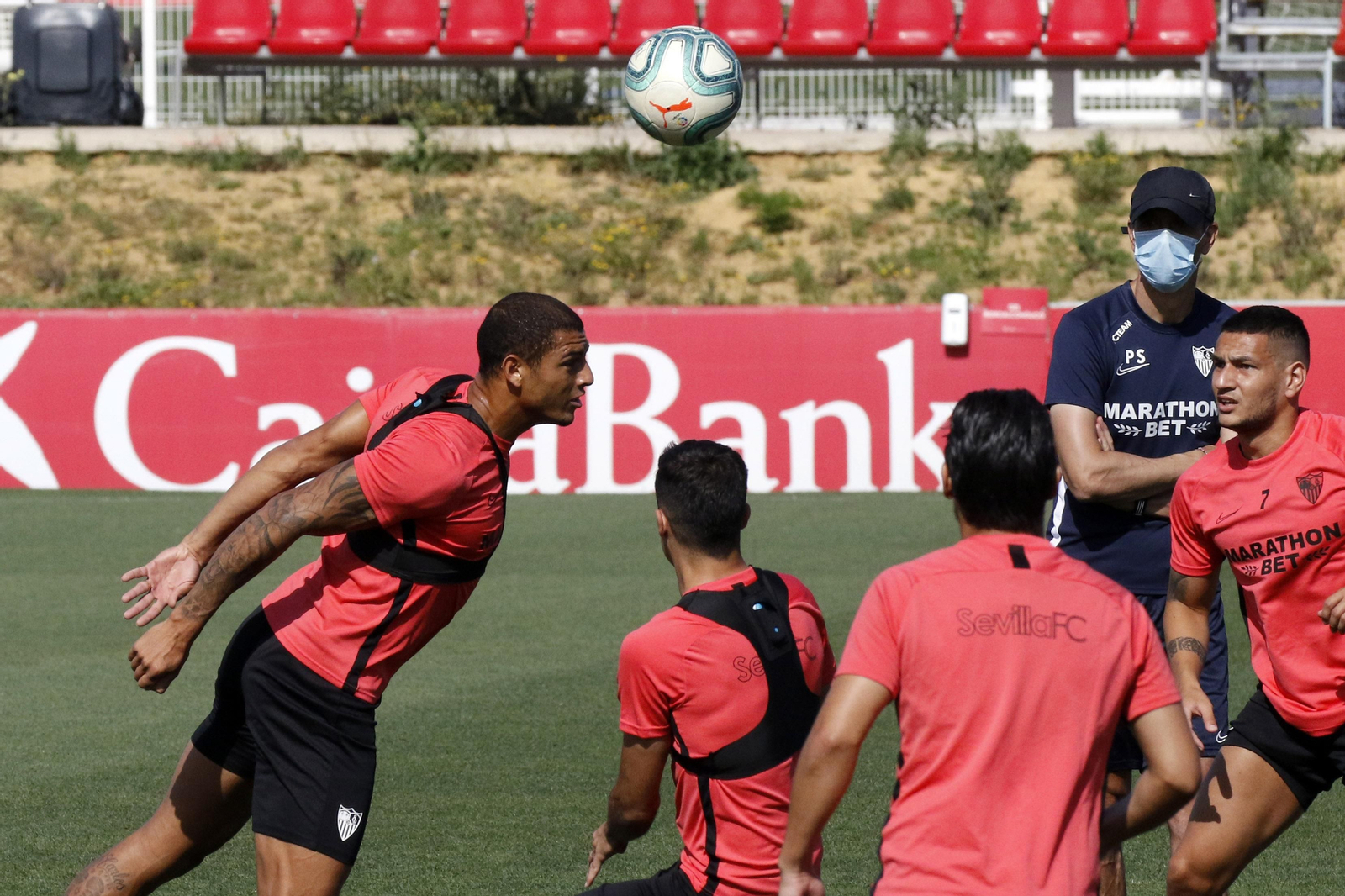 Diego Carlos remata de cabeza en una imagen de la sesión de ayer.