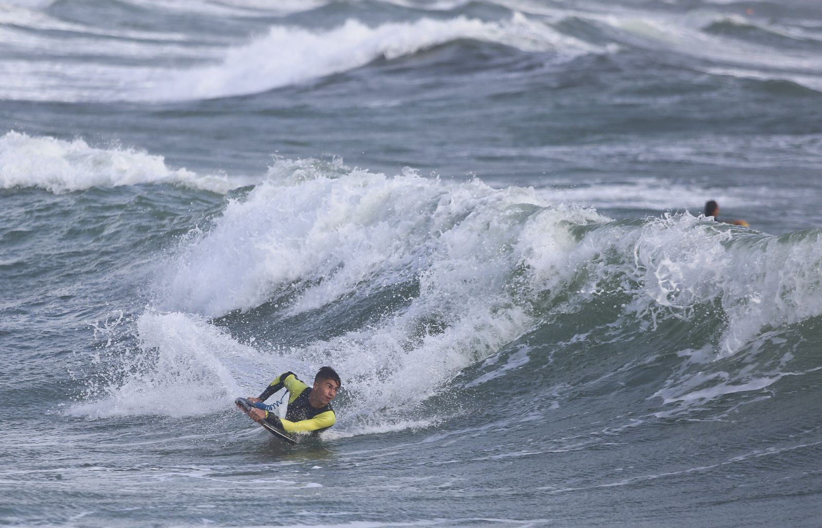 Viento, olas y surfistas para iniciar el fin de semana
