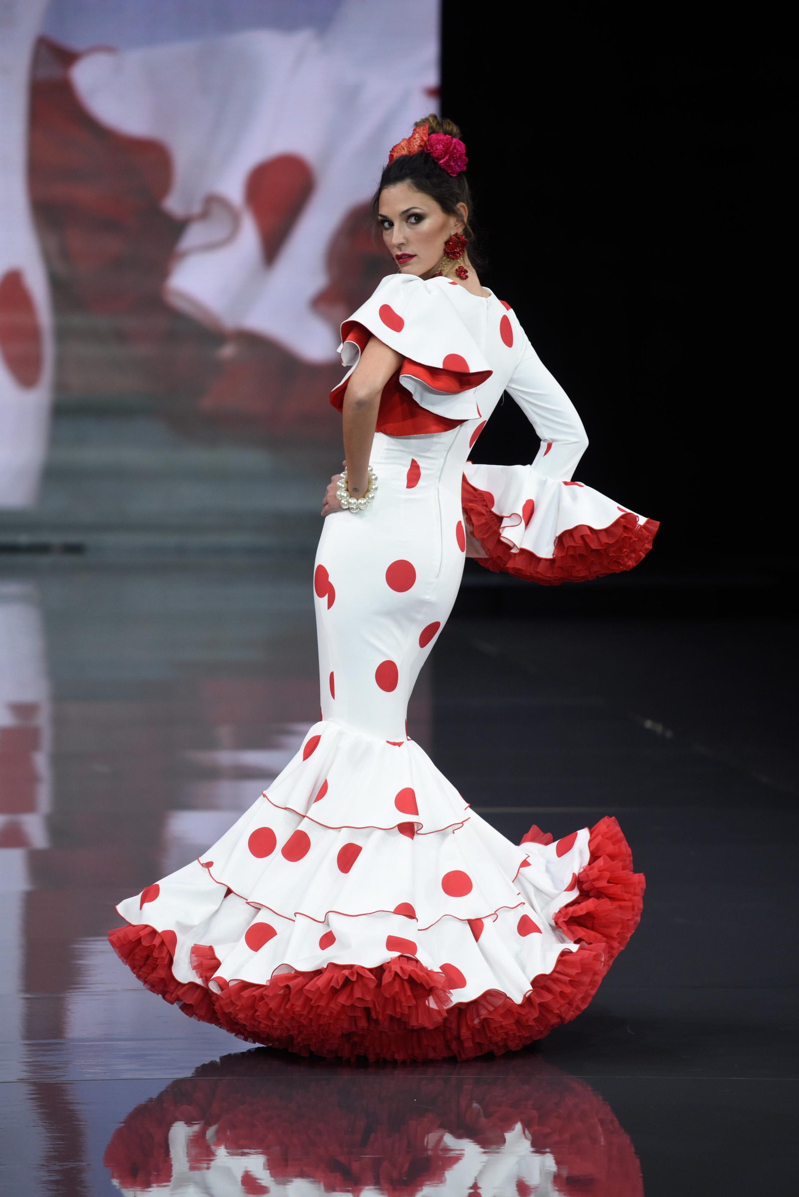 El desfile de Rosa Pedroche en SIMOF 2023, todas las fotos