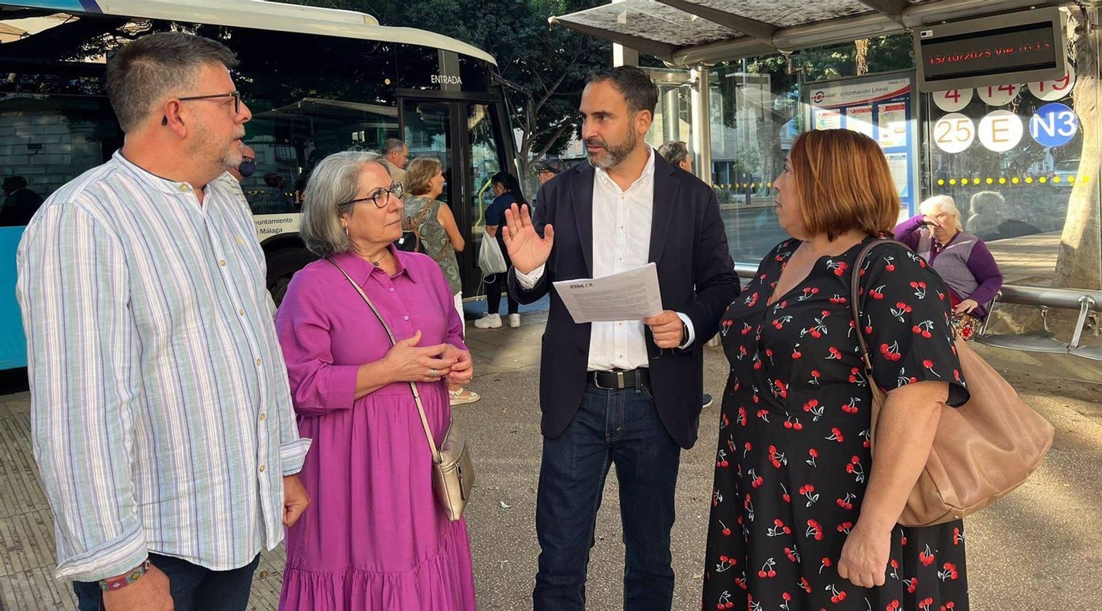 Daniel Pérez, junto con los concejales del PSOE Carmen Martín, Mari Carmen Sánchez, Rosa del Mar Rodríguez y Jorge Quero.