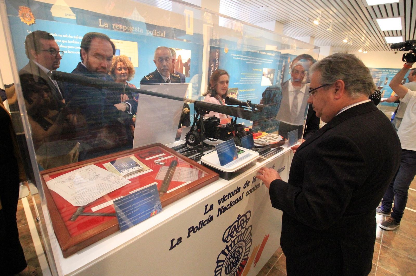 Juan Ignacio Zoido, ministro del Interior, presenta en la Comandancia de la Guardia Civil la nueva versión de AleryCops y el dispositivo del Rocío y posteriormente acude a la Diputación de Huelva para visitar la exposición sobre el terrorismo, en imágenes