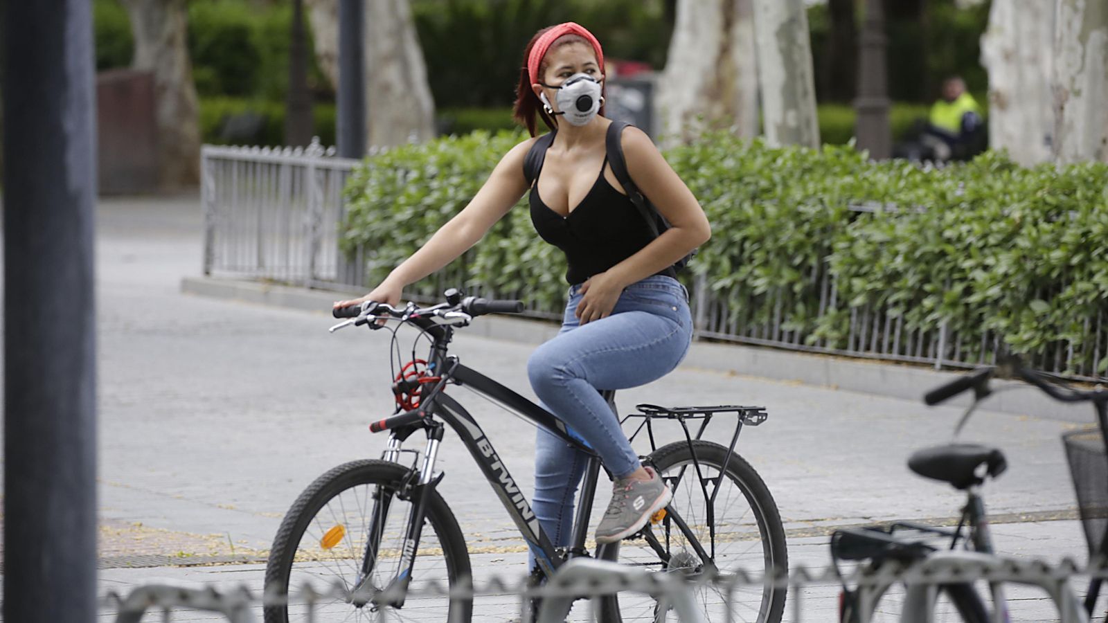Una ciclista en la mañana de ayer