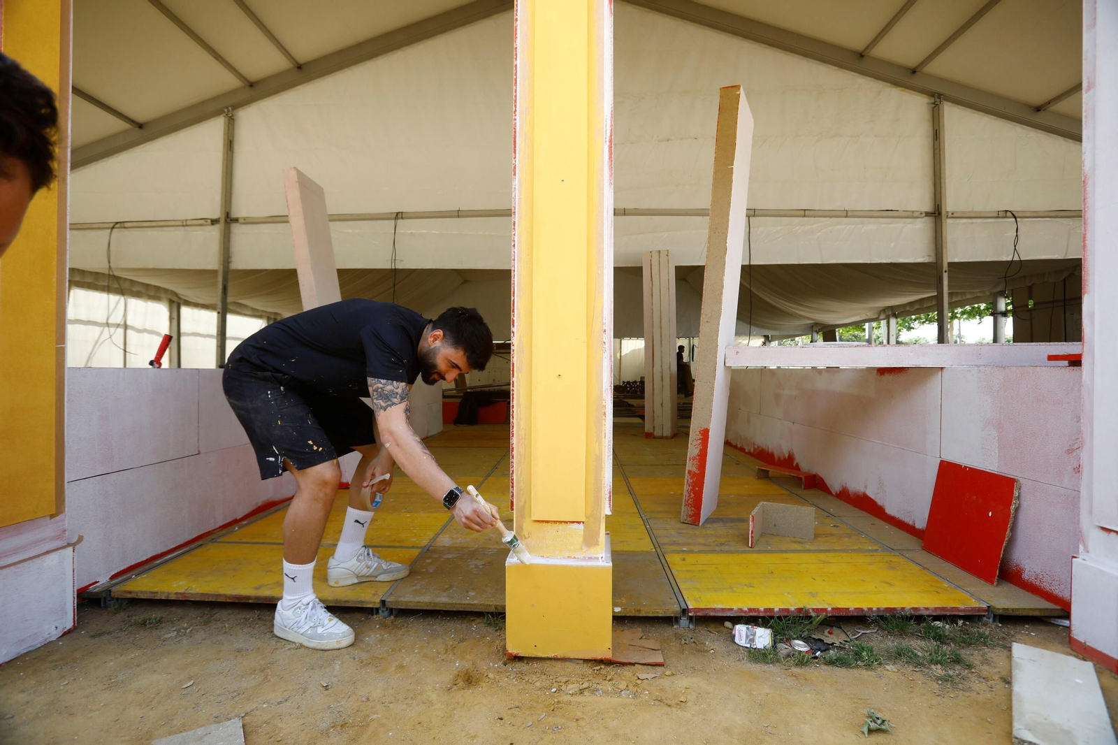 Los preparativos de las casetas de la Feria de Córdoba, en imágenes
