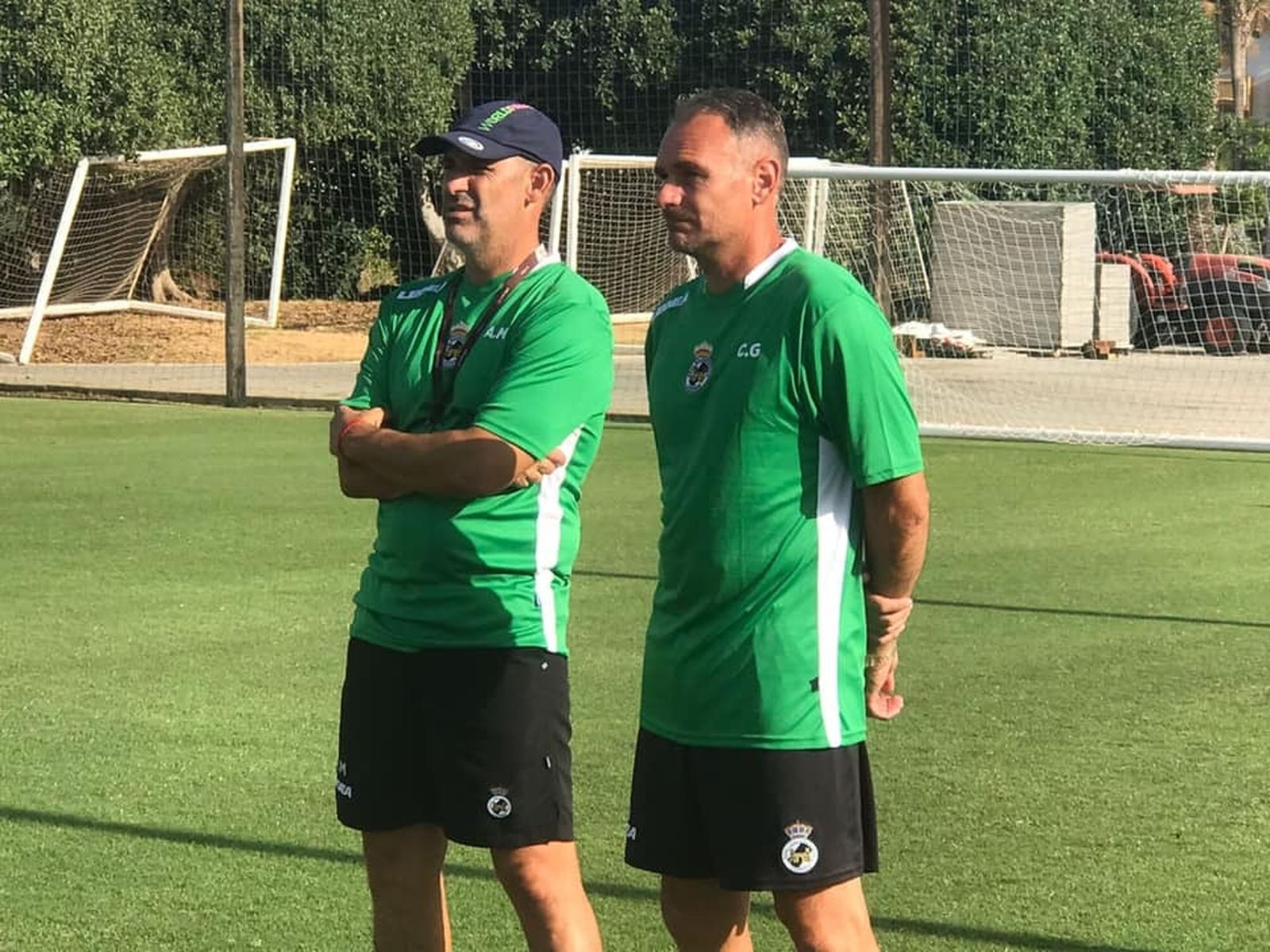 Alberto Monteagudo y Carlos Guerra siguen el desarrollo de un entrenamiento
