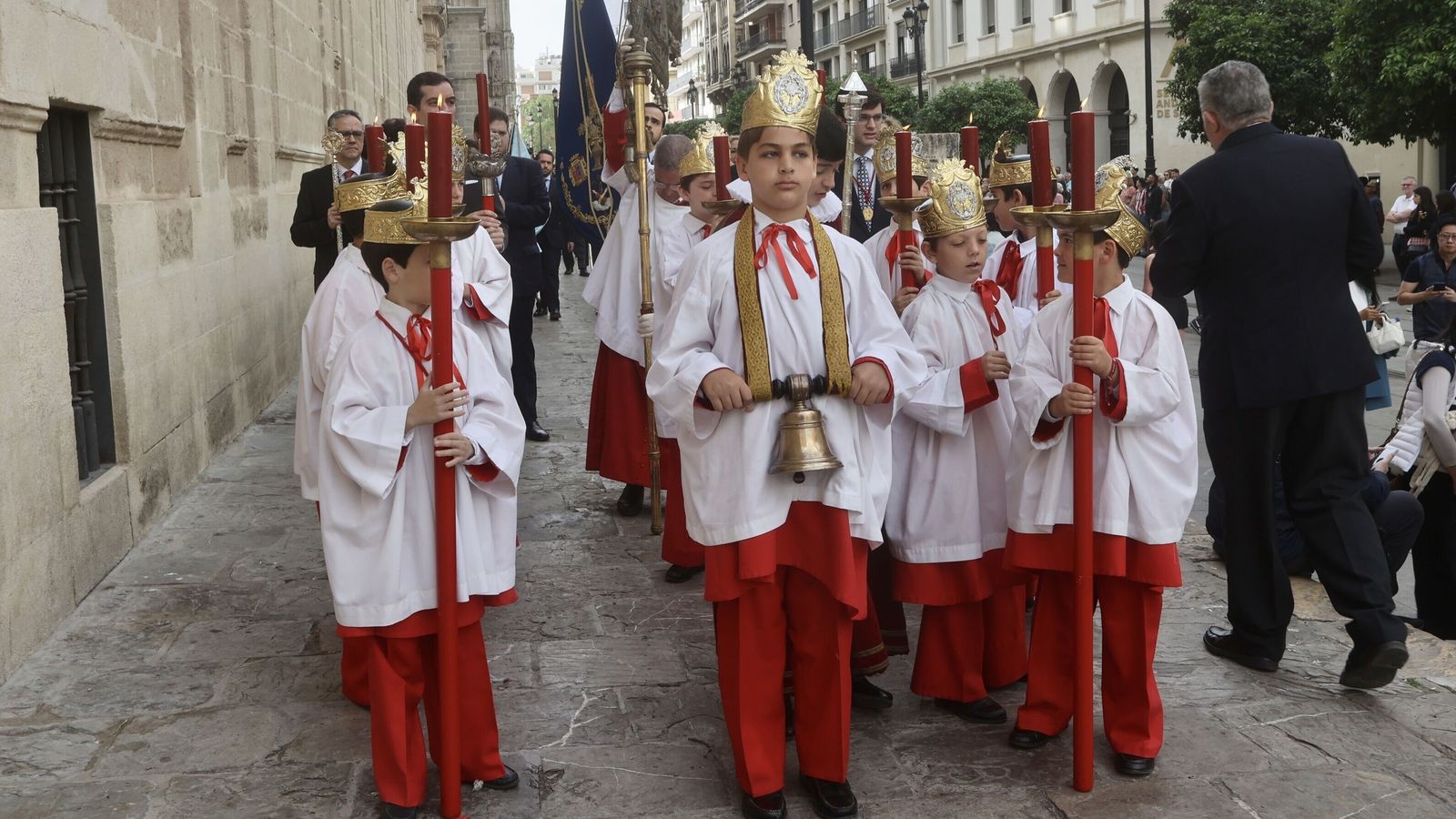 Los niños carráncanos que abren el cortejo avanzan por las gradas alta de la Catedral.