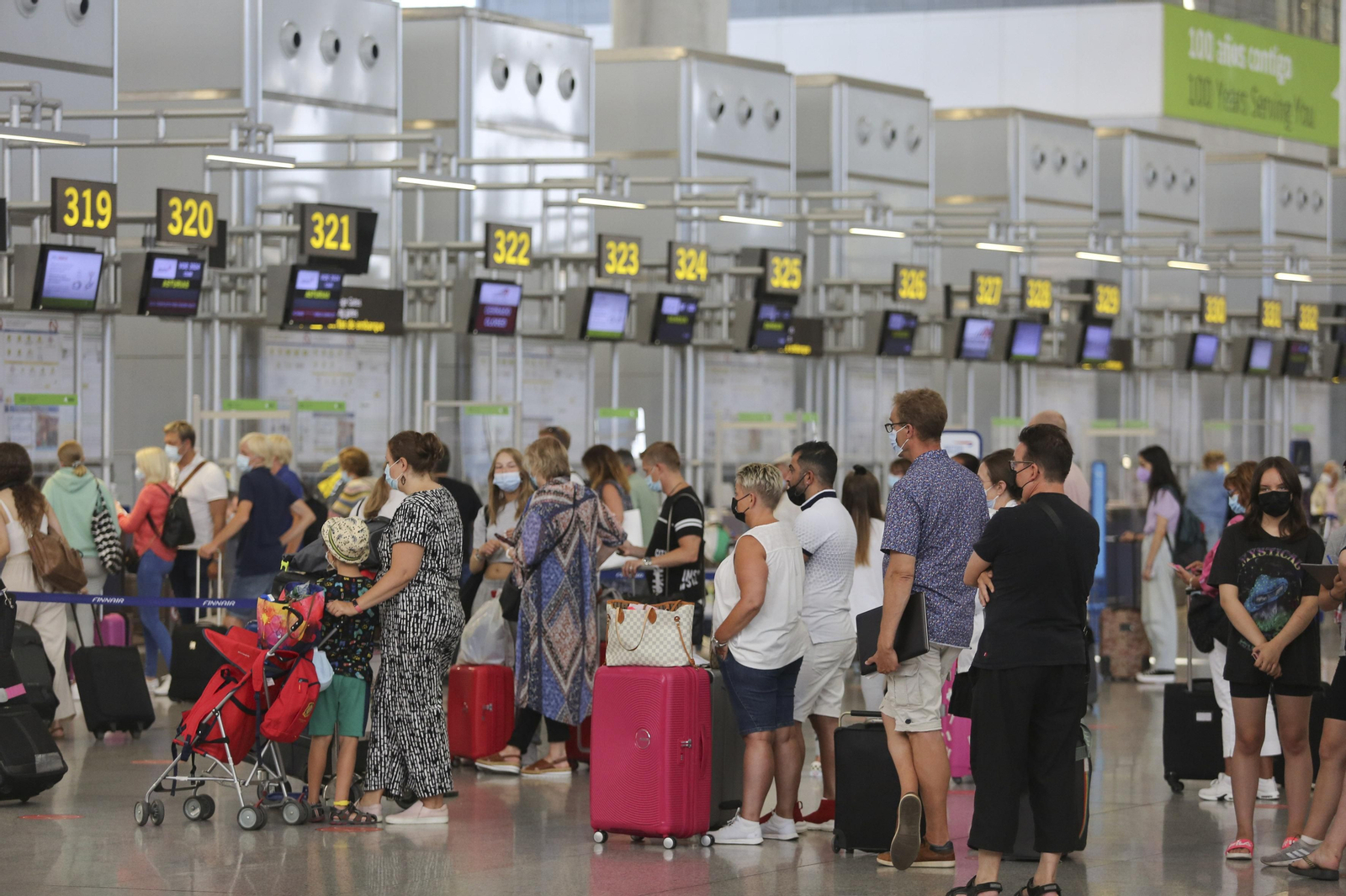 La llegada de los turistas al aeropuerto de Málaga, en fotos