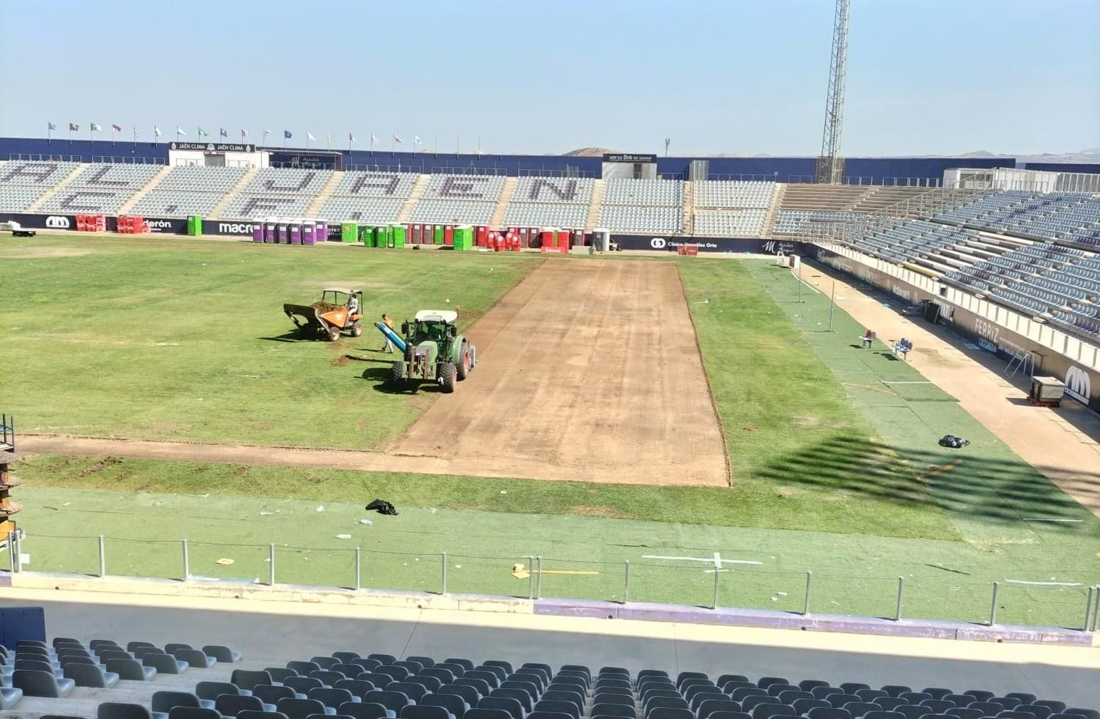 Inicio de los trabajos de sustitución del césped en el Nuevo Estadio de La Victoria.