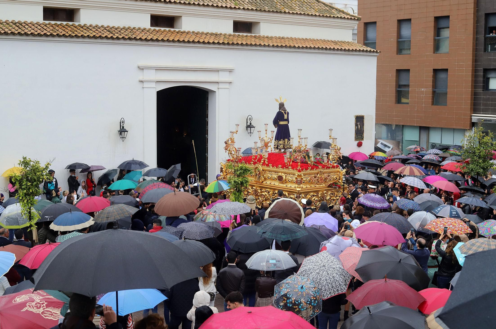 Imágenes de la procesión del Cautivo  bajo la lluvia en Huelva