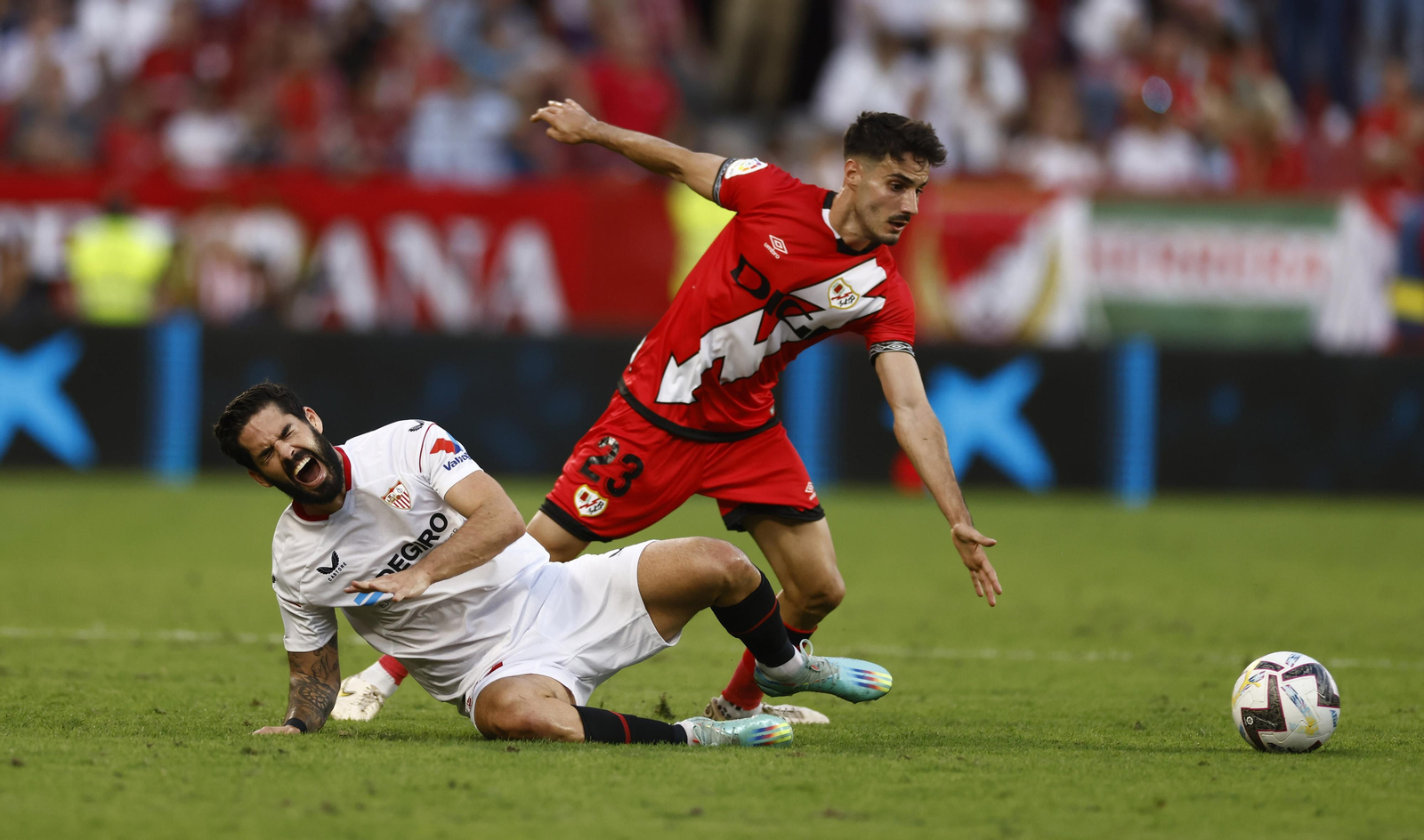 Isco se duele en una acción con Óscar Valentín.