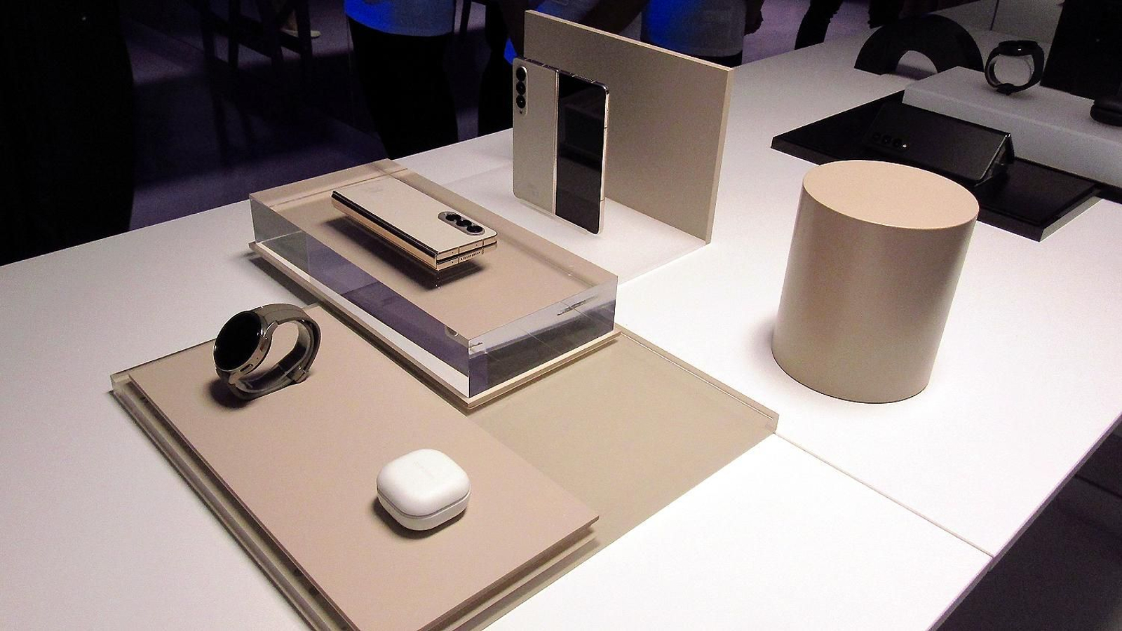 Exposición en Londres de los nuevos dispositivos de Samsung, entre ellos el Galaxy Z Fold 4