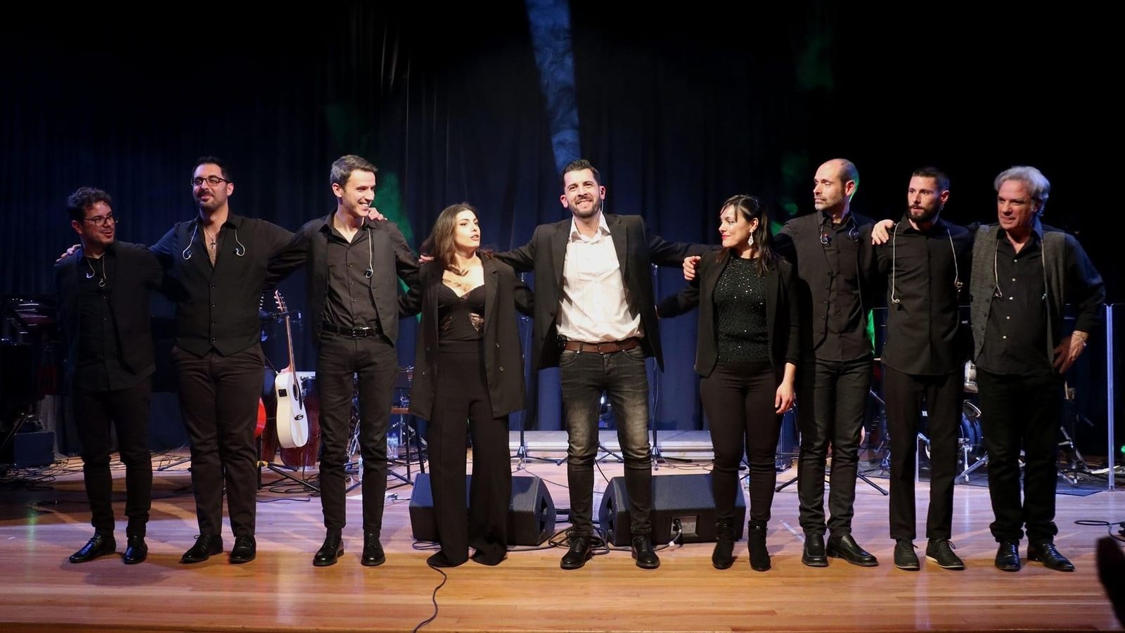 Los participantes del homenaje a la hora de recibir los aplausos del público.