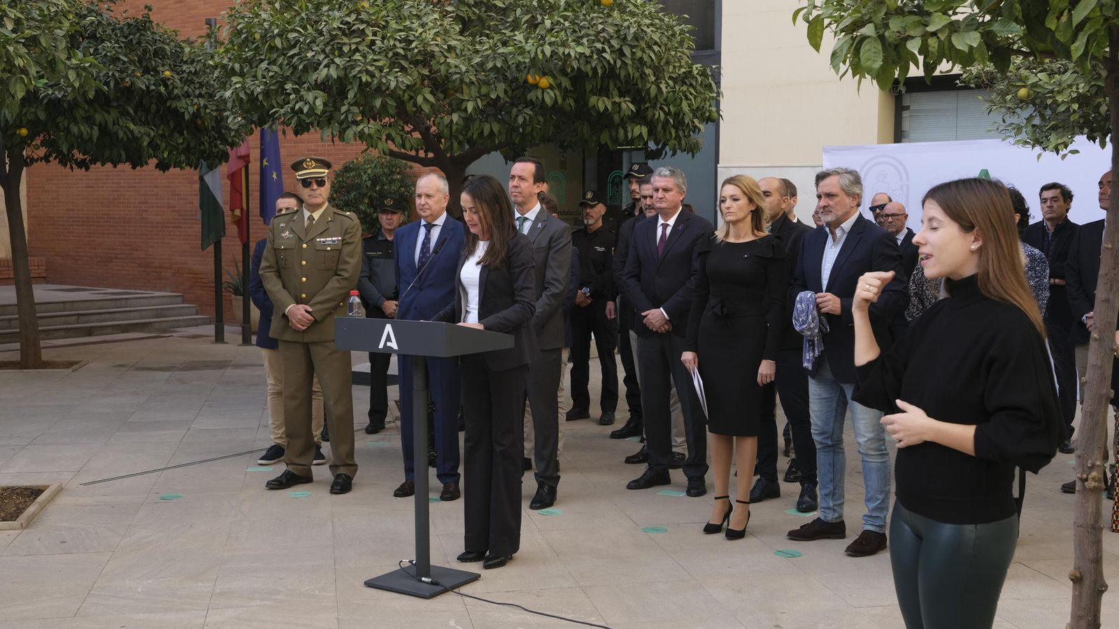 La delegada del Gobierno de la Junta de Andalucía preside el acto institucional, acompañadas de otras autoridades.