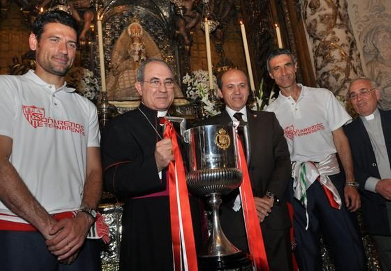 Monseñor Asenjo coge la copa junto a Palop, Del Nido y Álvarez.

Foto: Manuel Gómez
