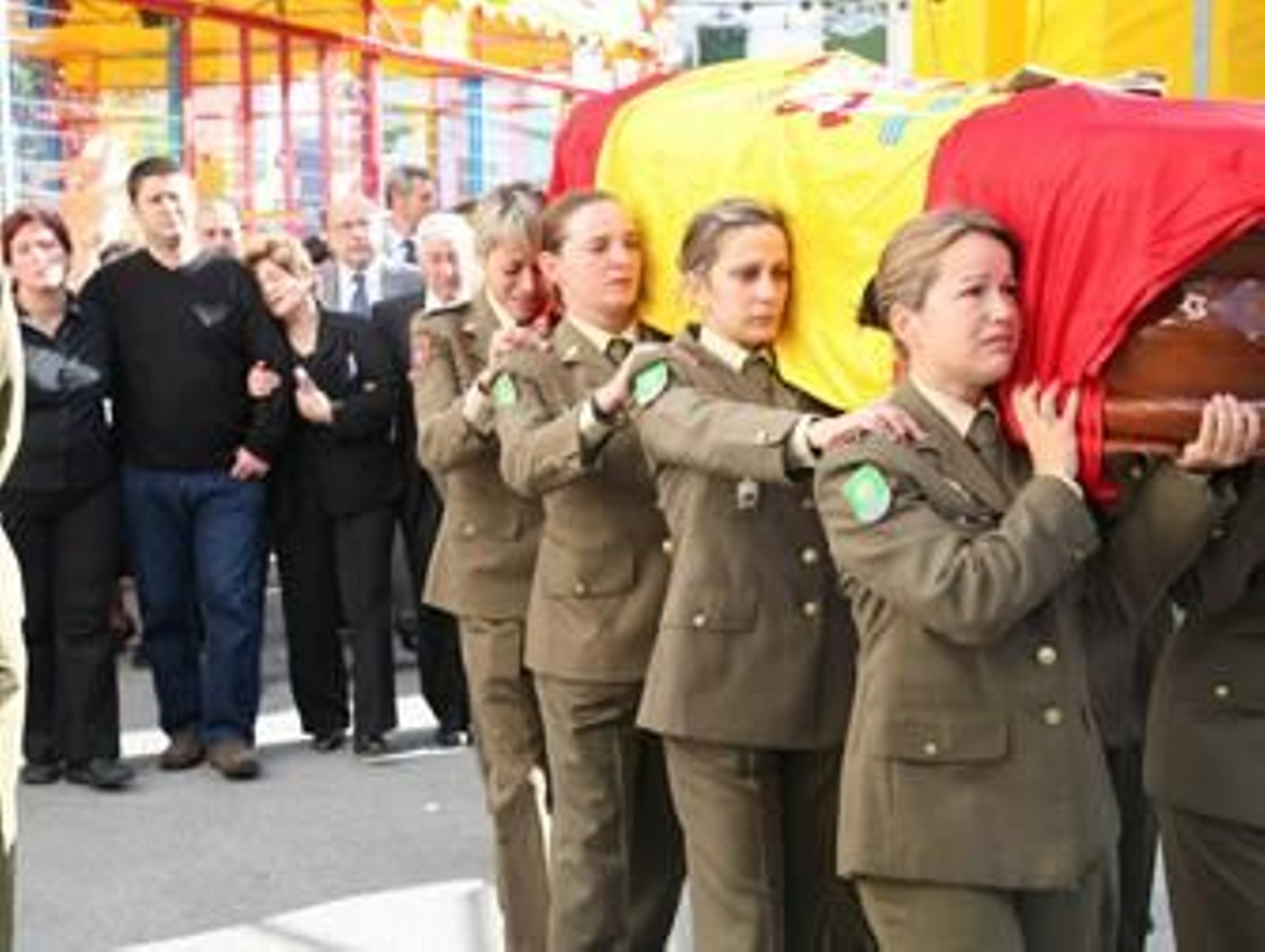 Cádiar despide entre lágrimas a la militar asesinada por su pareja Cádiar despide entre lágrimas a la militar asesinada por su pareja