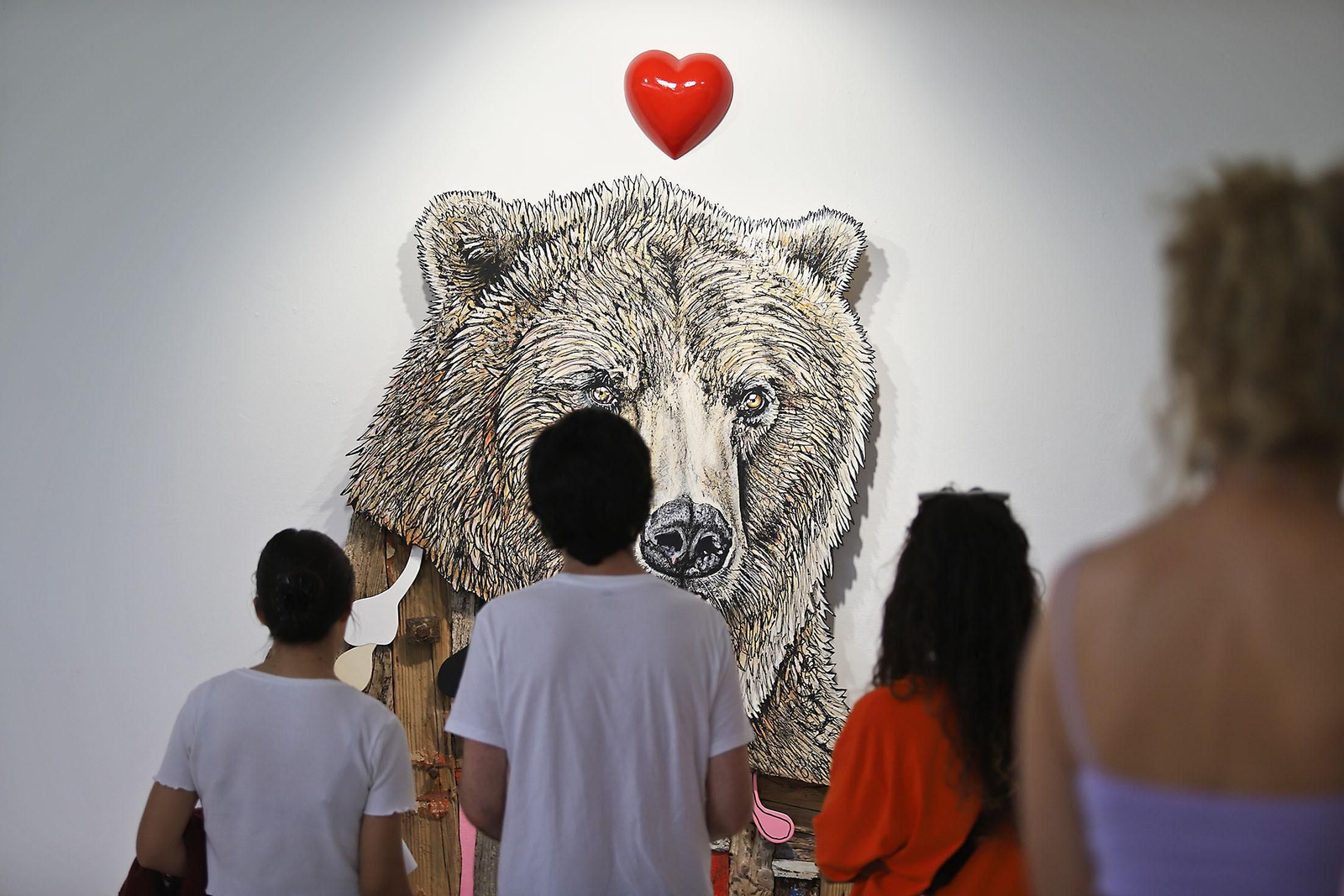 Imágenes de la exposición del artista onubense Wild Welva titulada 'El adiós, el comienzo y todo lo demás'.