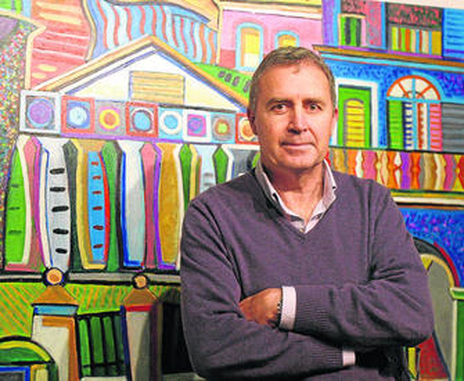 El pintor José Manuel Paredes posa ante uno de sus cuadros.