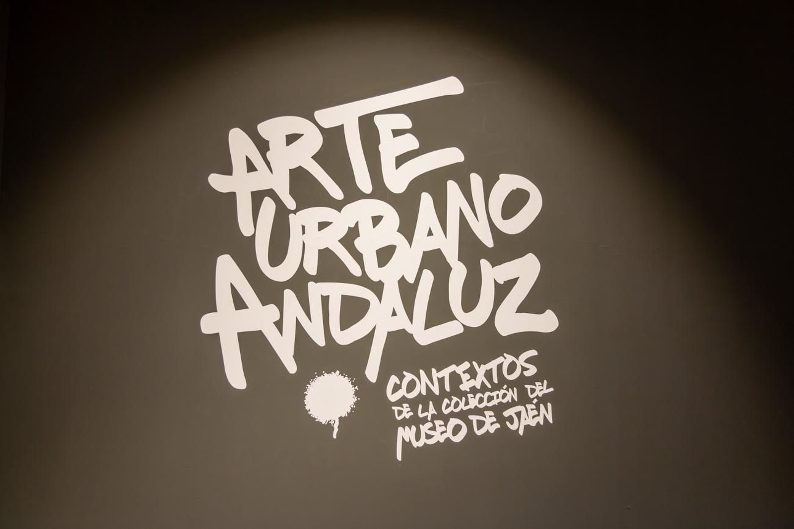 Cartel oficial de la exposición Arte Urbano Andaluz. Contextos de la colección del Museo de Jaén, visible en los accesos al espacio museístico.
