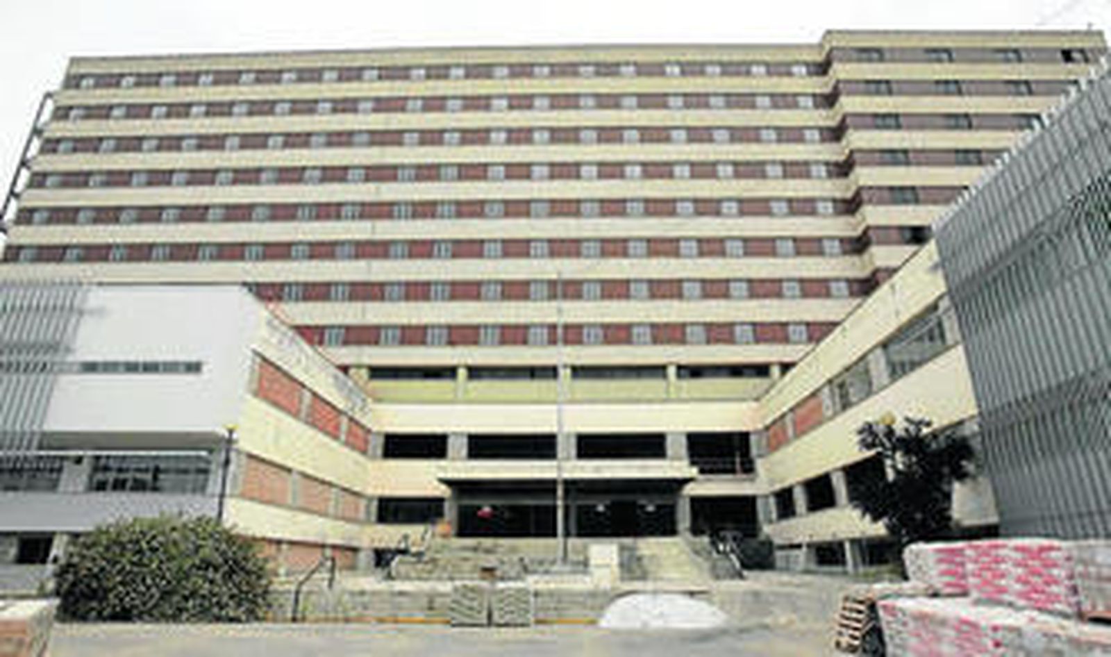 Edificio central del Vigil de Quiñones, antiguo Hospital Militar, cerrado desde hace ya casi una década.