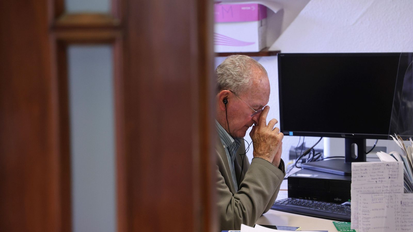 De la Torre realiza una llamada de teléfono en un despacho.