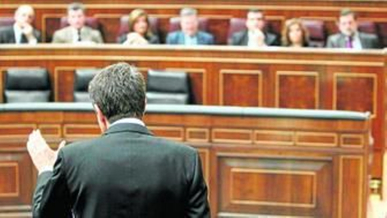 Zapatero se dirige a los escaños de la oposición durante la sesión de control al Ejecutivo celebrada ayer en el Congreso de los Diputados.