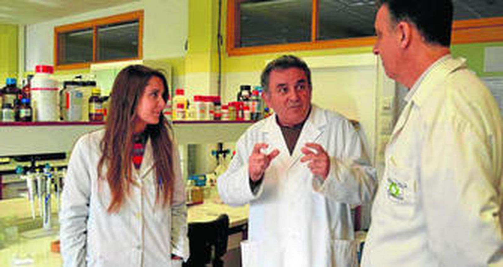 José Luis Guil-Guerrero (en el centro) con dos de sus colaboradores en el laboratorio.