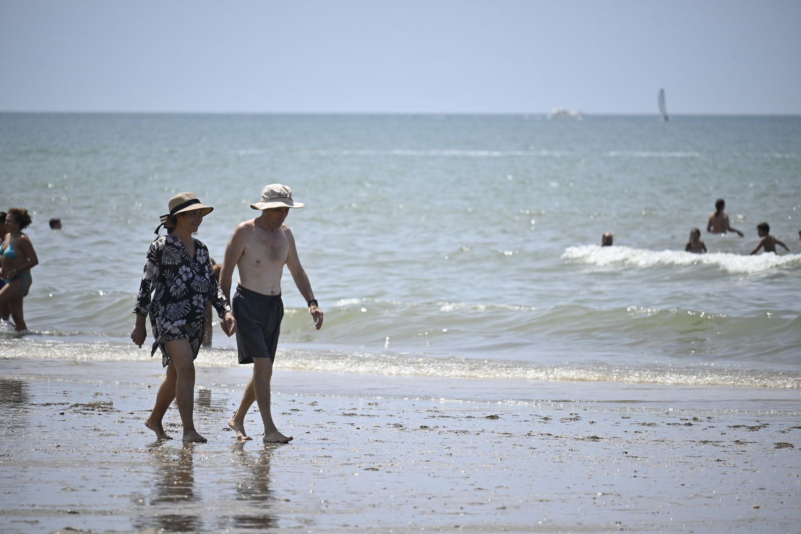 Ambiente en la playas de Huelva este sábado 22 de julio, en imágenes