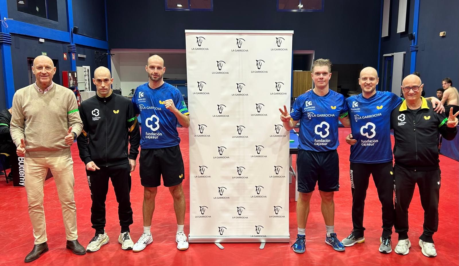 La tripleta prieguense y el cuerpo técnico celebran el triunfo.