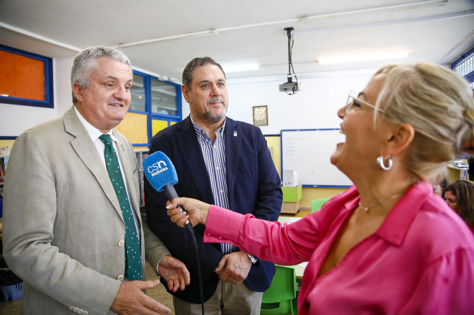 Las imágenes de la campaña de vacunación antigripal a los niños en el CEIP Adela Díaz de Almería